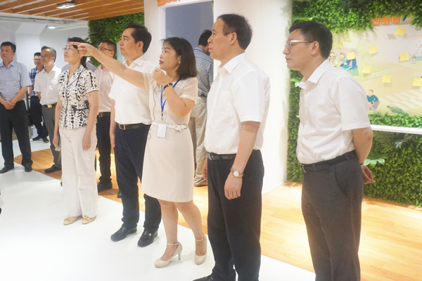 洪芳老师向省市有关领导介绍体验馆1.jpg 洪芳老师向省市有关领导介绍体验馆1.jpg