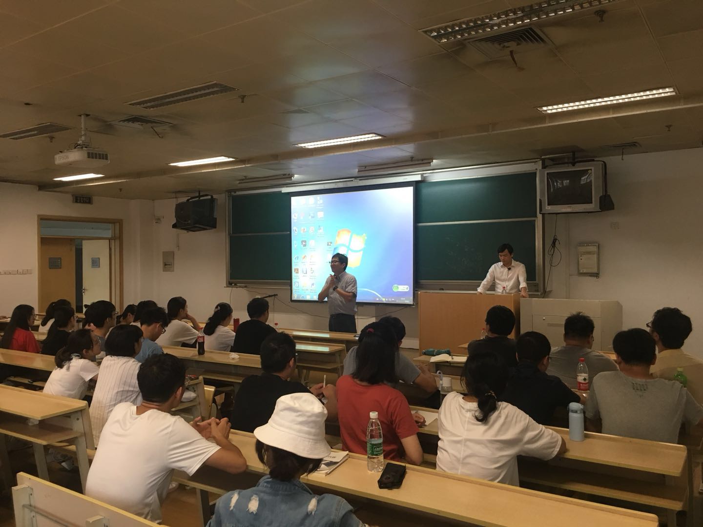 E:\百度云同步盘\公司工作\7综合管理\行政管理\信息工作\新闻发布\化学系宣传稿2则20180926\陈鹏教授讲座照片-2.jpg E:\百度云同步盘\公司工作\7综合管理\行政管理\信息工作\新闻发布\化学系宣传稿2则20180926\陈鹏教授讲座照片-2.jpg
