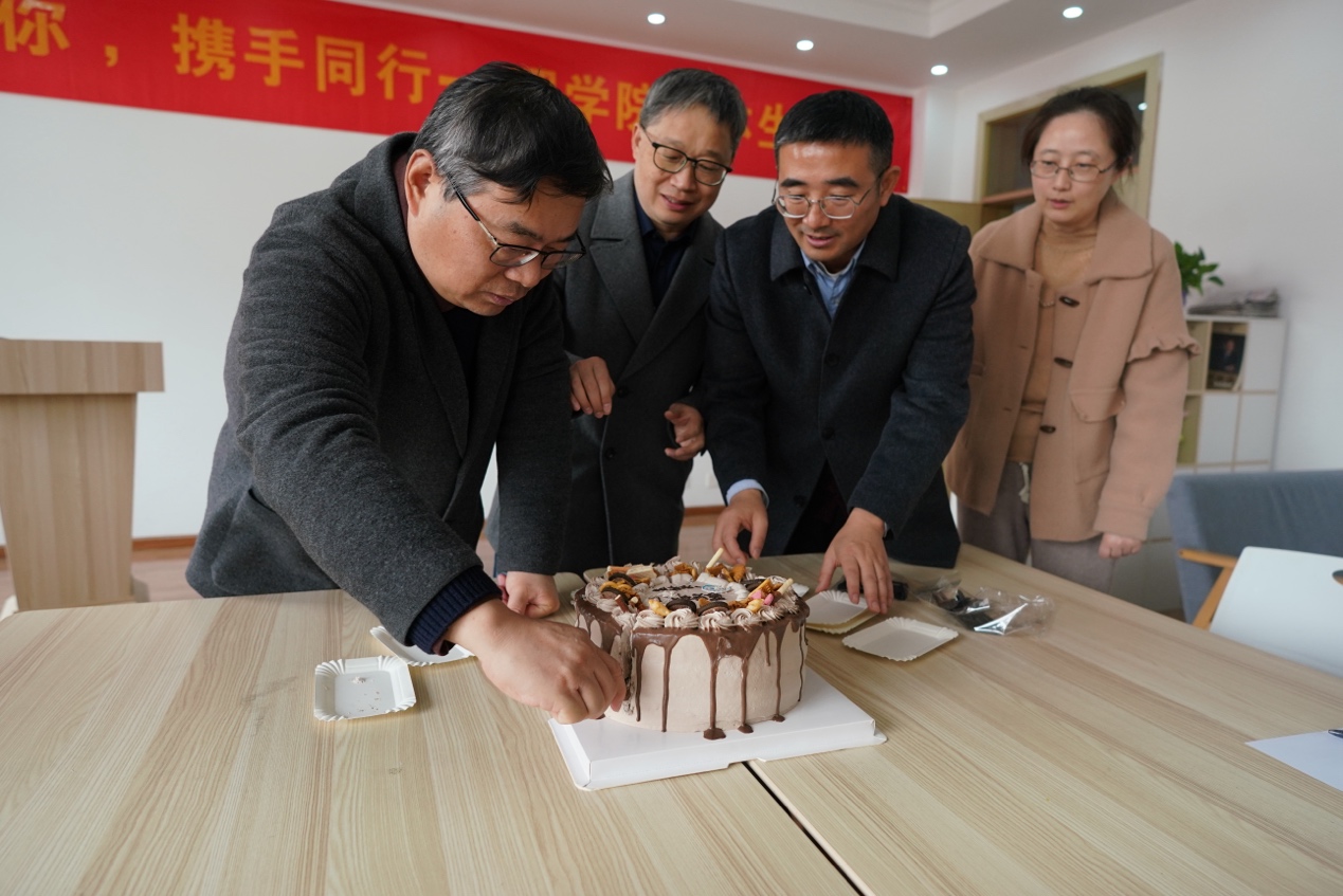 男人和女人在切蛋糕 AI 生成的内容可能不正确。