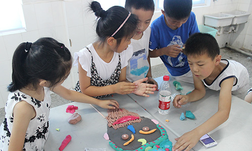 小朋友们合作制作黏土面孔 - 副本.jpg 小朋友们合作制作黏土面孔 - 副本.jpg