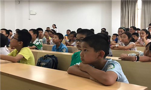小朋友听讲建筑知识.jpg 小朋友听讲建筑知识.jpg